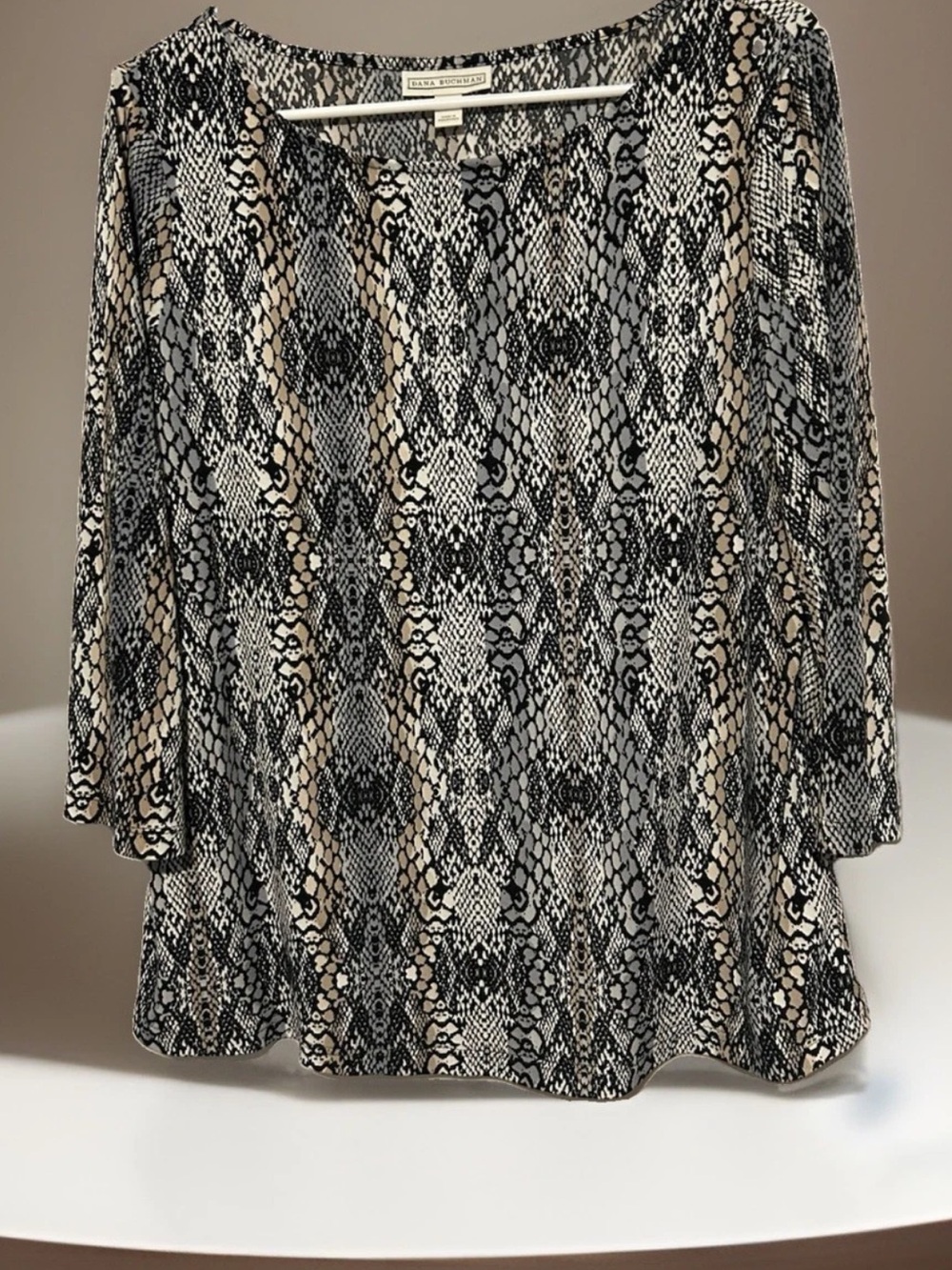 Dana Buchman Top M Reptile Snake Print Stretch Knit Shirt Blouse Women’s Medium
